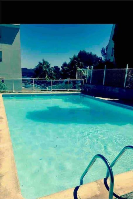 Super logement, 2 chambres, vue mer et piscine La Seyne-sur-Mer Extérieur photo